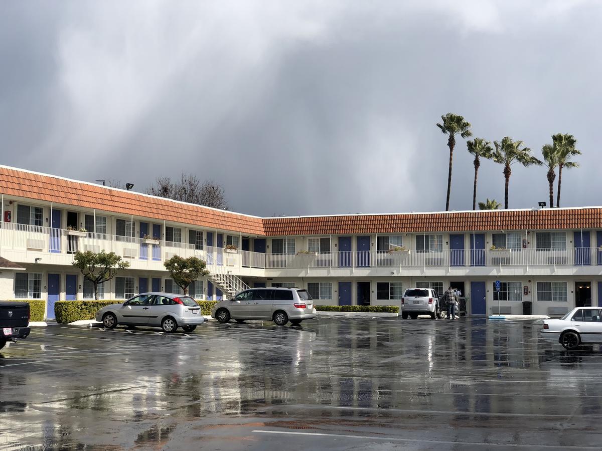 Gilroy Inn المظهر الخارجي الصورة
